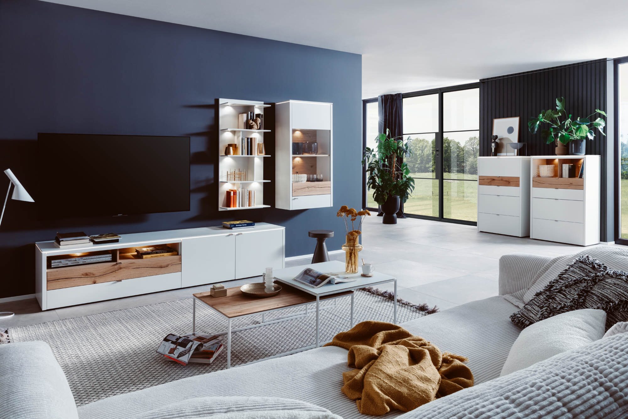 venjakob-wohnwand-weiss-eiche-beleuchtung