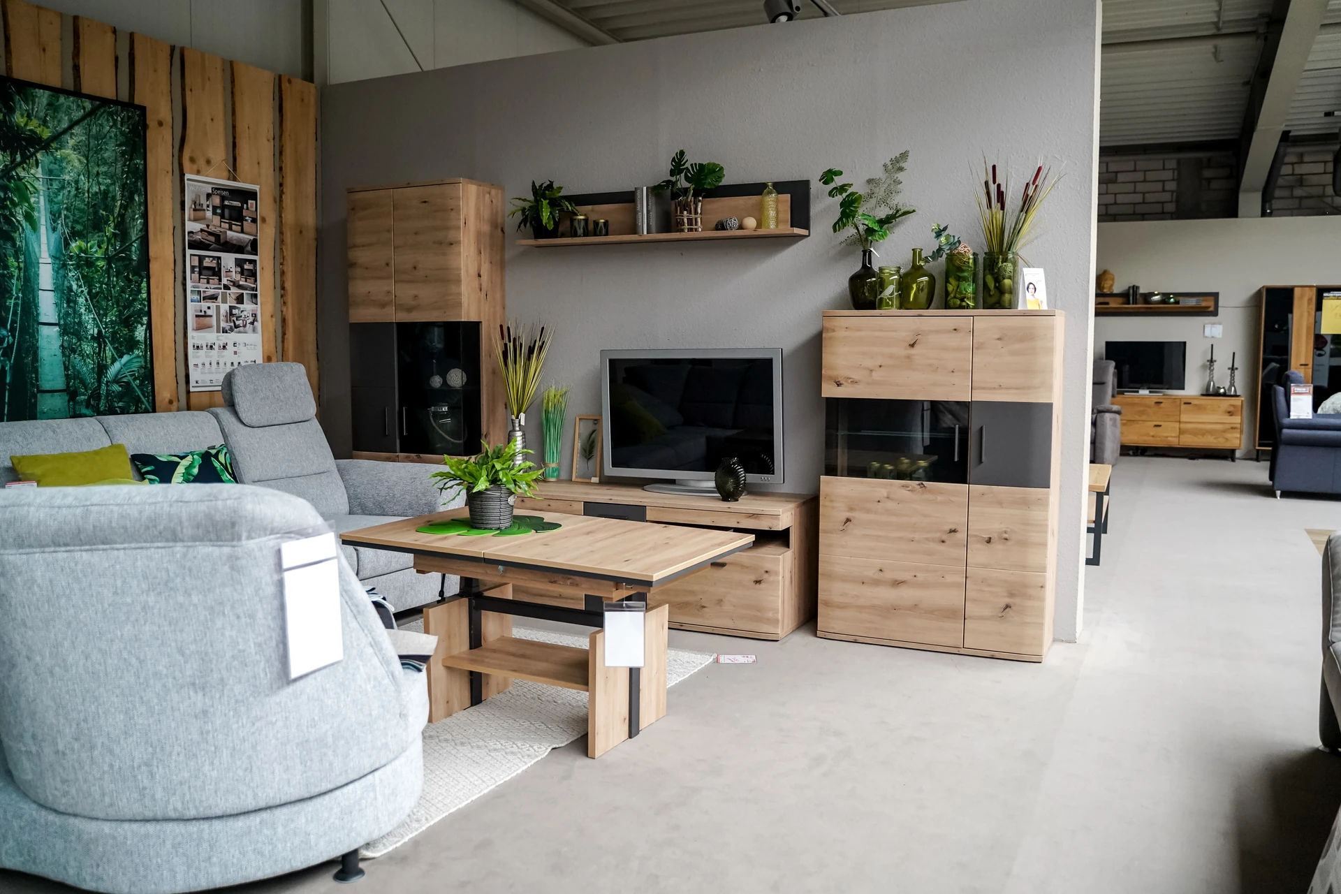 moebel stoess wohnwahnd holz mit sofa grau