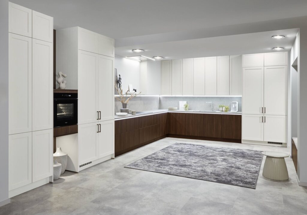 Nobilia Frame L-Küche Weiß mit Rahmenfront und Unterschränken in Nussbaum Milano