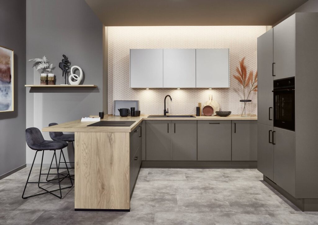 Nobilia Look U-Küche Coffee mit strukturierter Front, Theke und Arbeitsplatte in Eiche Honig