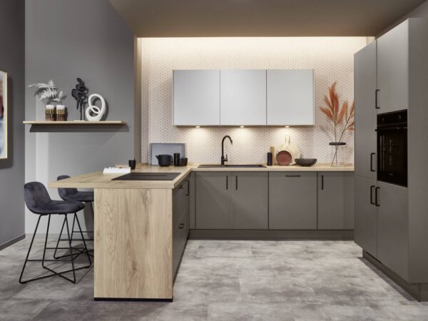 Nobilia Look U-Küche Coffee mit strukturierter Front, Theke und Arbeitsplatte in Eiche Honig