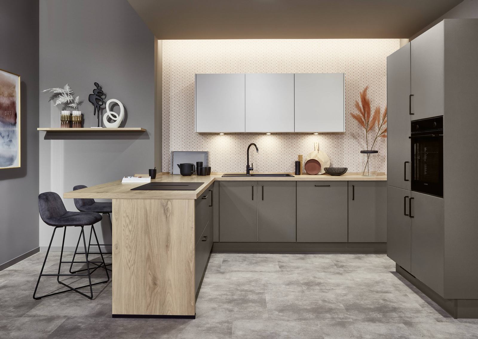Nobilia Look U-Küche Coffee mit strukturierter Front, Theke und Arbeitsplatte in Eiche Honig