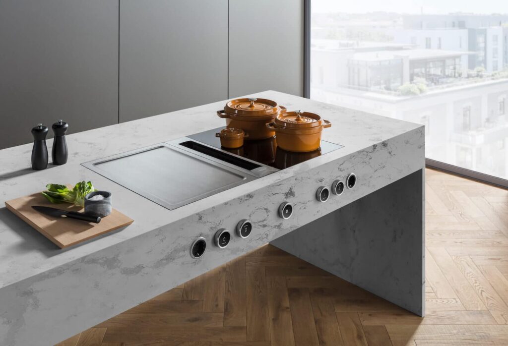 BORA Professional Induktionskochfeld mit Teppan Yaki und Kochfeldabzug in einer Kochinsel