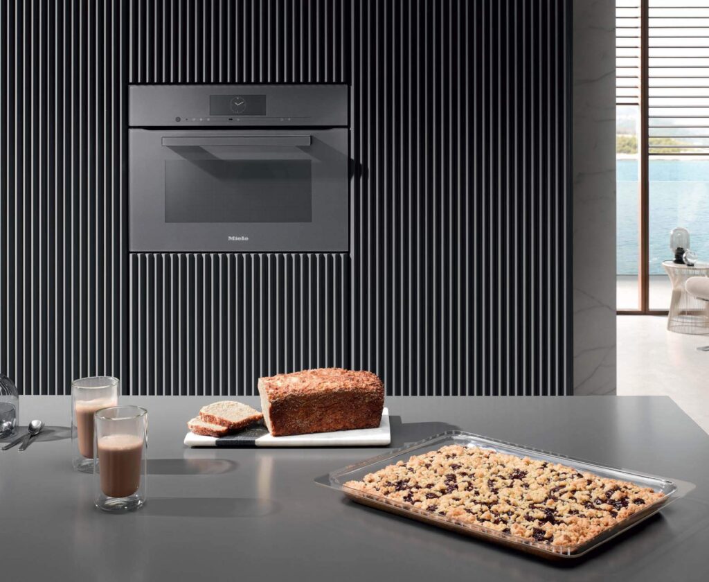 Miele Dampfbackofen Vitroline im Hochschrank mit frisch gebackenem Brot