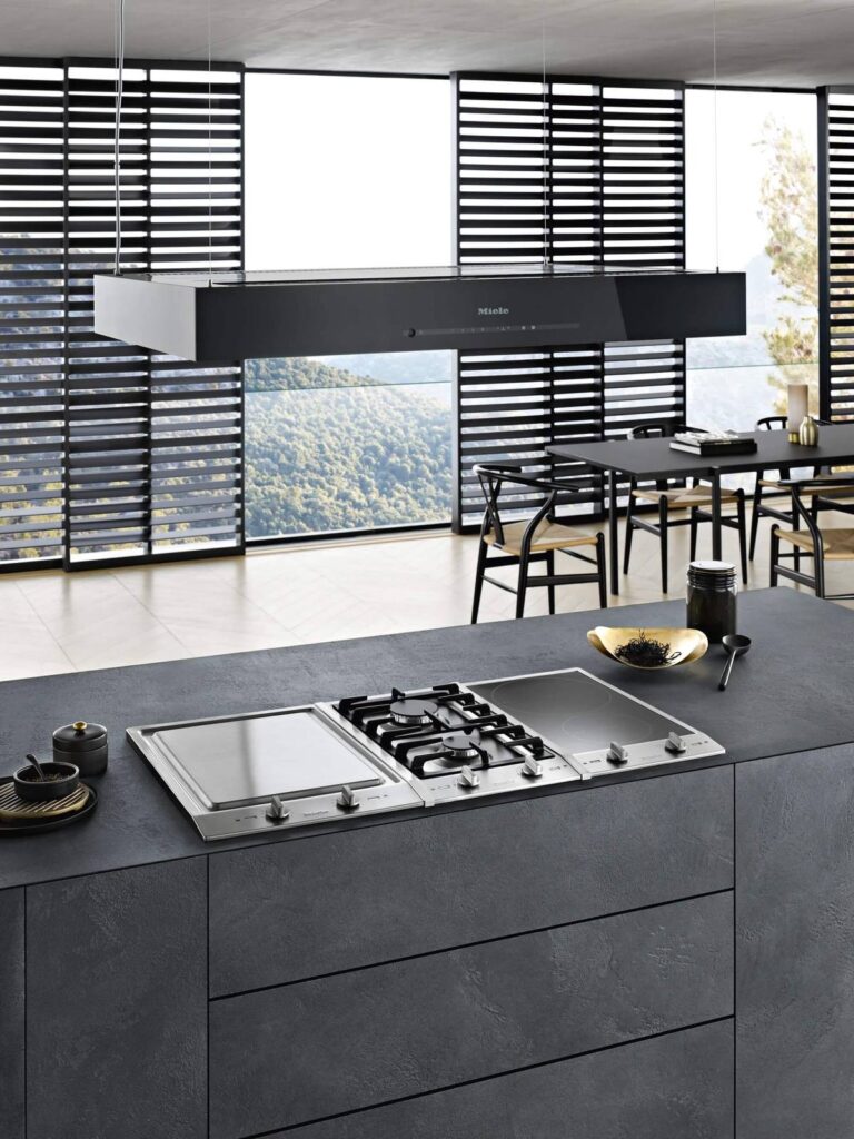Miele Kochfelder in Edelstahl mit Teppan Yaki und Gas in einer Kochinsel