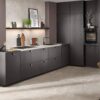Nobilia Design L-Küche Eiche Schwarz mit Arbeitsplatte in Quarzitoptik und Hochschrankwand bei Stöss Möbel