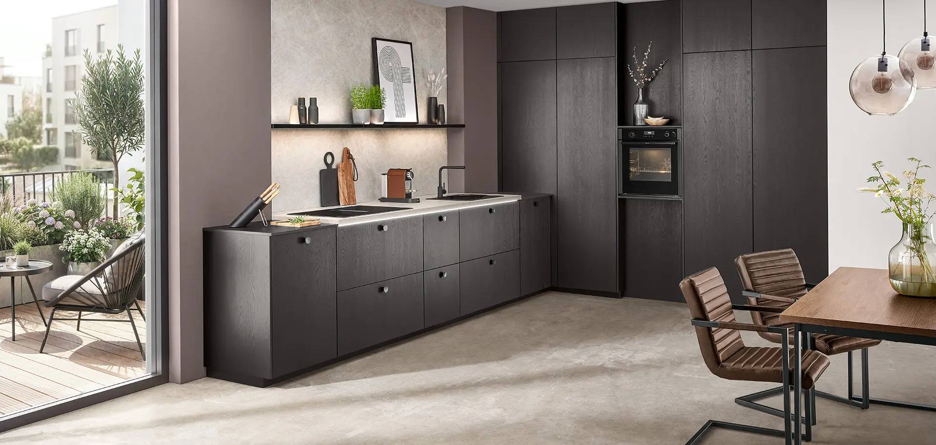 Nobilia Design L-Küche Eiche Schwarz mit Arbeitsplatte in Quarzitoptik und Hochschrankwand bei Stöss Möbel