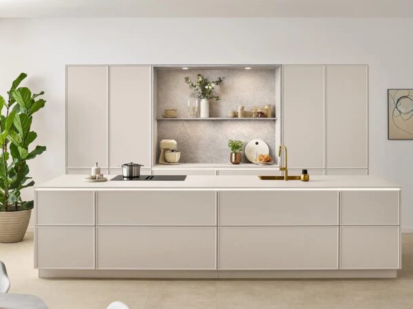 Nobilia Designküche mit Insel Sand mit Kochfeldabzug und beleuchteter Nische bei Stöss Möbel